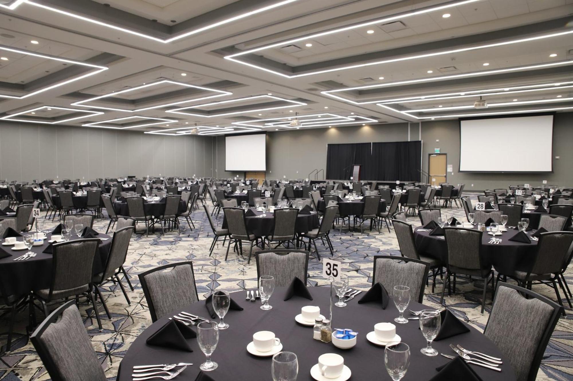 Holiday Inn & Suites Cedar Falls-Waterloo Event Ctr By Ihg Dış mekan fotoğraf