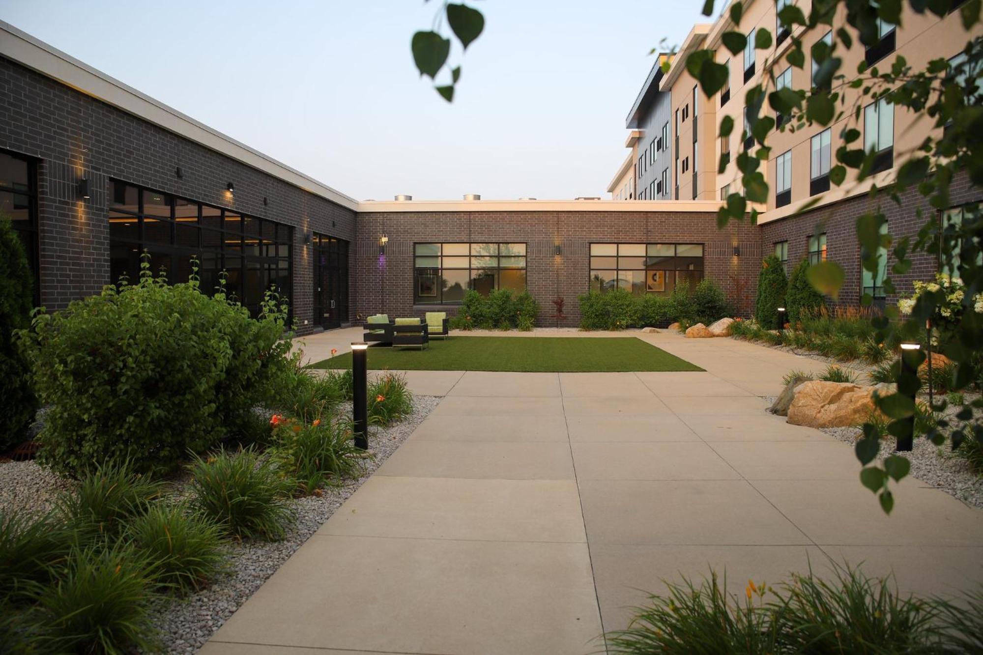 Holiday Inn & Suites Cedar Falls-Waterloo Event Ctr By Ihg Dış mekan fotoğraf