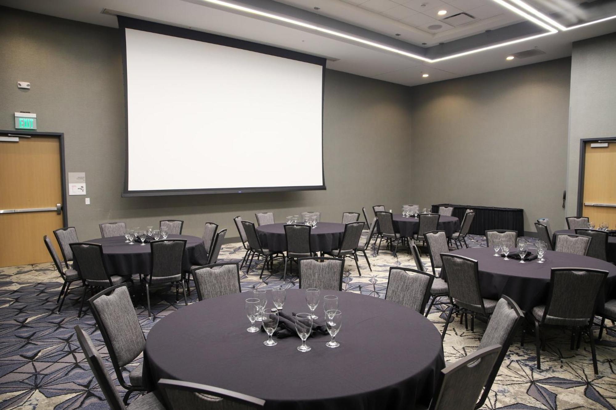 Holiday Inn & Suites Cedar Falls-Waterloo Event Ctr By Ihg Dış mekan fotoğraf